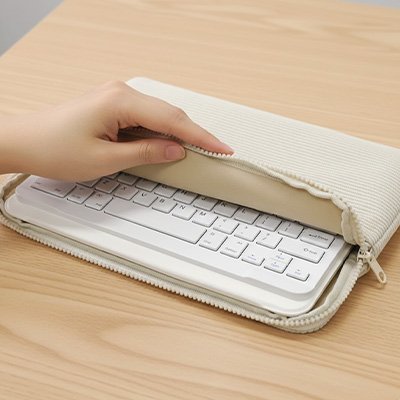 Housse pour ordinateur portable décorées d’un motif chien coloré, présentées dans un espace de travail lumineux avec ordinateur portable