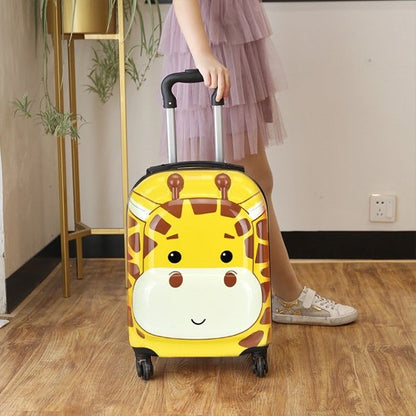 jeune fille marche avec sa valise enfant modèle girafe dans le salon pour le départ d'un long weekend