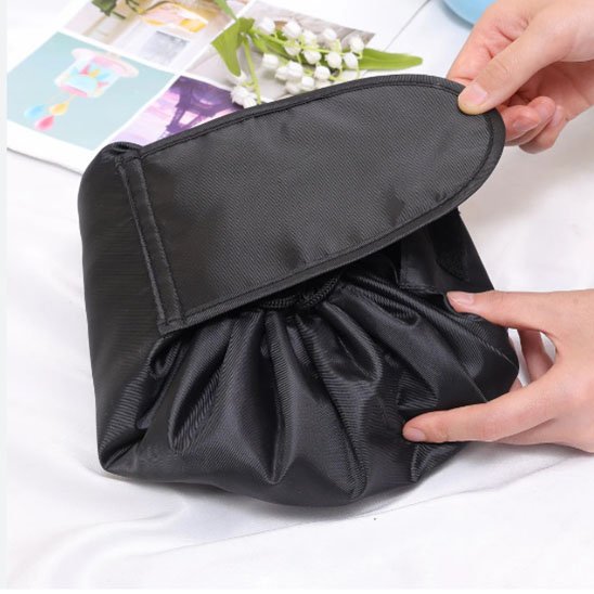 la trousse maquillage est maintenant fermée direction valise