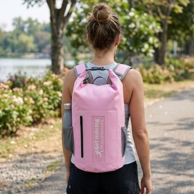 Marcheuse avec Sac à dos étanche rose dans un magnifique parc