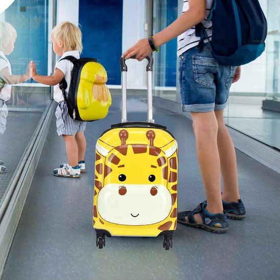 mère transport la Valise enfant modèle girafe à l'embarquement de l'avion pendant que l'enfant regarde par la fenêtre