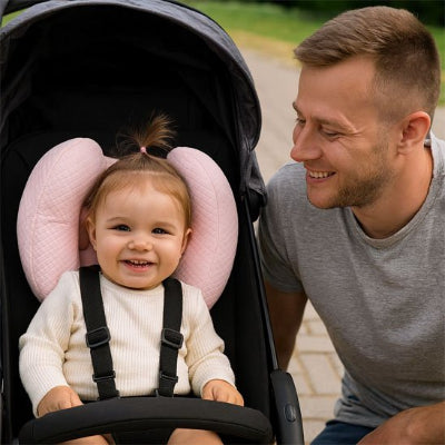Oreiller de voyage Bébé Cocoon rose dans poussette