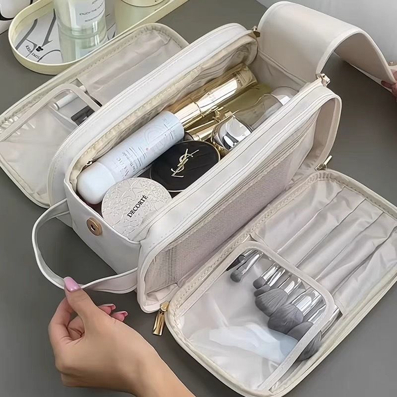 organisateur de maquillage blanc ouvert avec filets et pinceaux rangés sur coiffeuse moderne