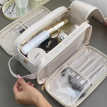 organisateur de maquillage blanc ouvert avec filets et pinceaux rangés sur coiffeuse moderne