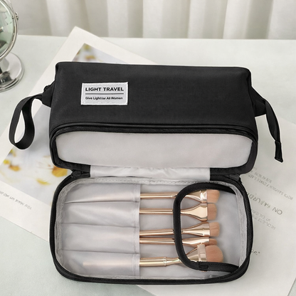 organisateur de maquillage léger noir ouvert avec pinceaux rangés dans compartiments intérieurs