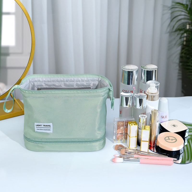 organisateur de maquillage léger vert ouvert avec produits de beauté alignés sur table coiffeuse