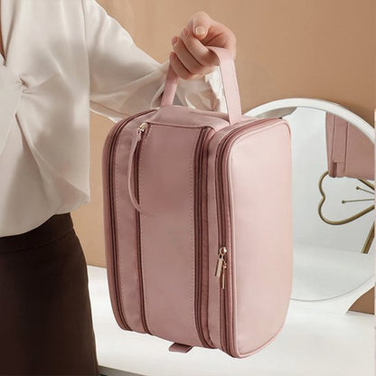 organisateur de maquillage rose fermé avec poignée près d’une maquilleuse