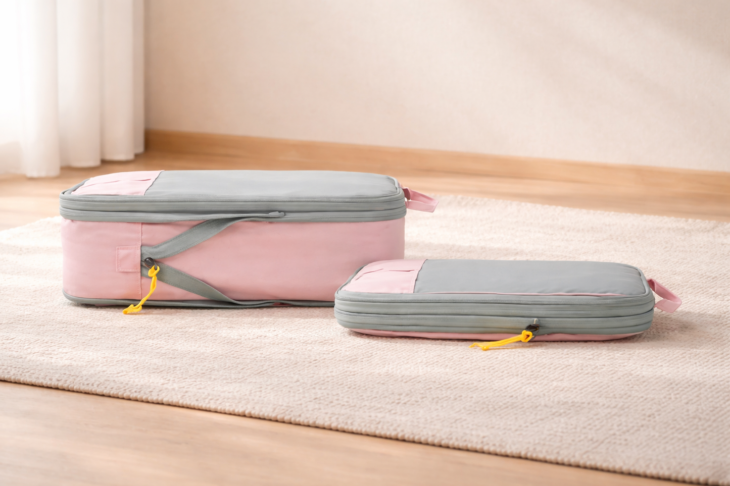 Organisateur de valise premium ouvert sur lit d’hôtel, compartiments empilés accueillant ordinateur, accessoires et vêtements pour un voyage organisé et élégant.