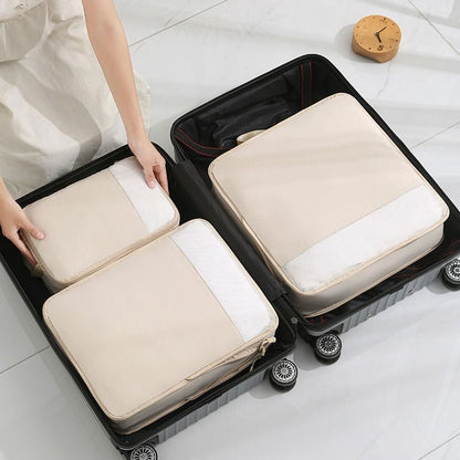 Organisateur valise élégant et robuste 3pcs, sacs de compression voyage parfaitement rangés dans une valise ouverte pour un gain de place optimal.
