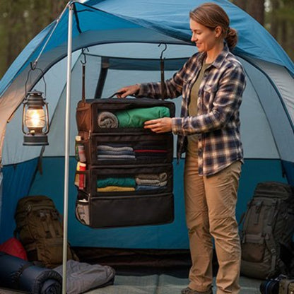 Organisateur valise suspendu utilisé par une femme en camping,