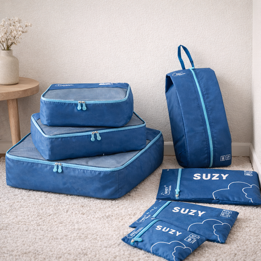 Packing Cube bleu navy empilé dans un décor minimaliste, idéal pour un rangement organisé et élégant en voyage.