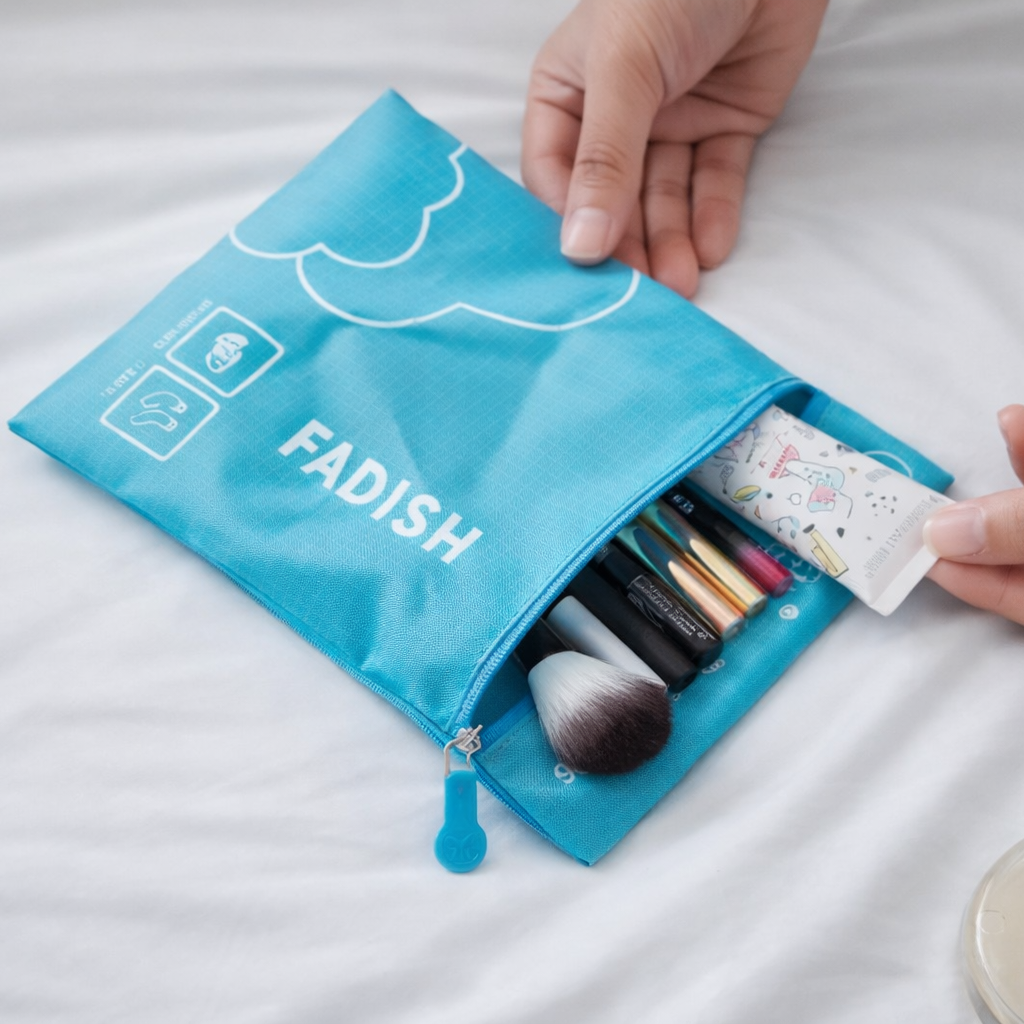 Packing Cube turquoise pour accessoires et produits de toilette, rangement compact et pratique pour les déplacements.