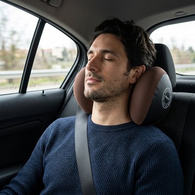 passager d'une voiture avec Oreiller de voyage Drive & Relax marron