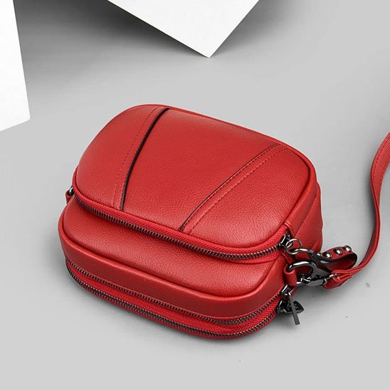 petit sac à bandoulière femme rouge sur table grise