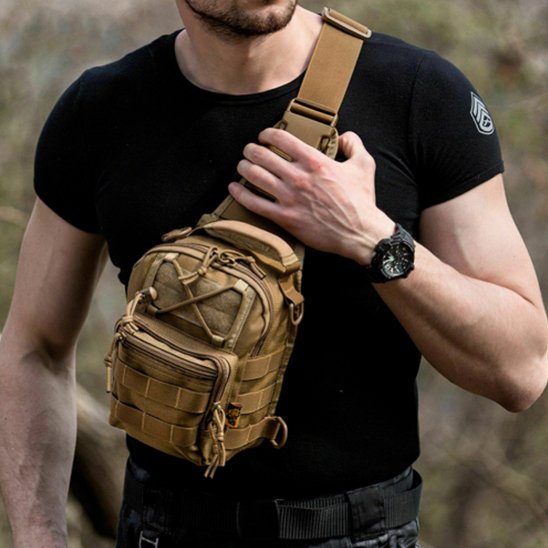 Petit sac bandoulière brun en présentation par un homme
