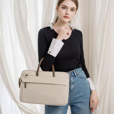 Photo professionnelle d'un mannequin présentant le sac ordinateur femme effet cuir beige poche du devant bien visible