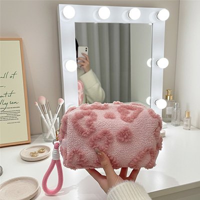 Pochette maquillage rose à texture douce en relief,