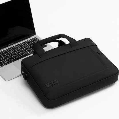 Pochette ordinateur noire placée devant un ordinateur portable sur fond blanc.