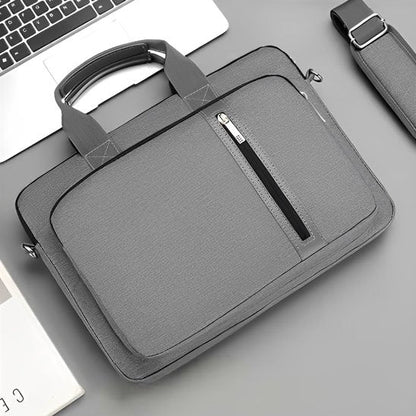 Pochette ordinateur grise matelassée sur bureau moderne avec pochette sur le dessus