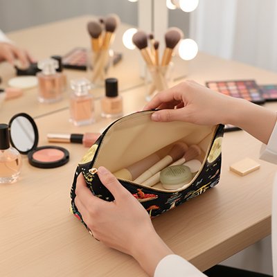 Présentation de la magnifique trousse maquillage style Alice au pays des merveilles sur belle maquilleuse en bois