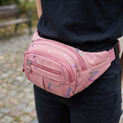 Présentation de sac banane femme porté à la  taille de couleur rose éclatant