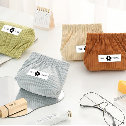 presentation de4 trousse maquillage Minimaliste vert brune CREME bleu comptoir blanc