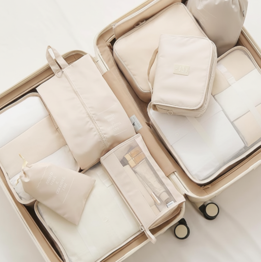 presentation des 10 pieces de organisateur de valise ZenOptimise 4 compatiment vetement 1 sac chaussure 2 sac cordon trousse de toilette pochette maquillage pochette bijoux dans valise