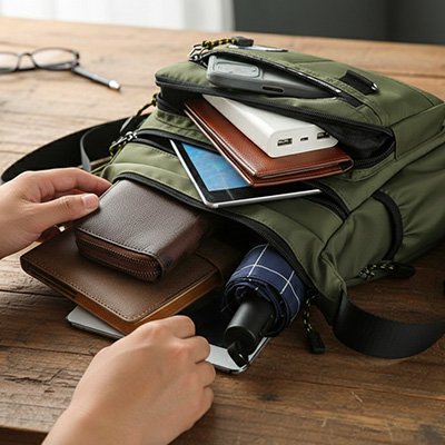 Présentation des multiples poches du SAC BANDOULIERE HOMME vert
