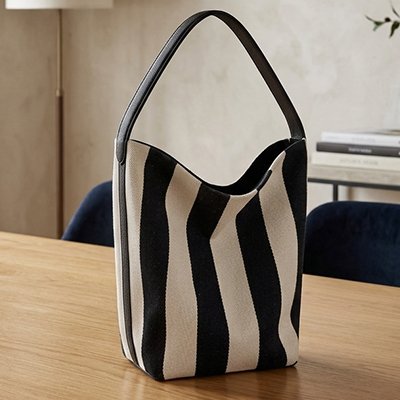 Présentation du sac de plage Luxe sur table en bois