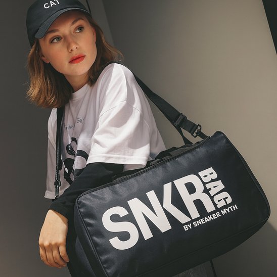 Présentation du Sac Weekend Zen versatile par une femme décontractée qui le porte sur l'épaule