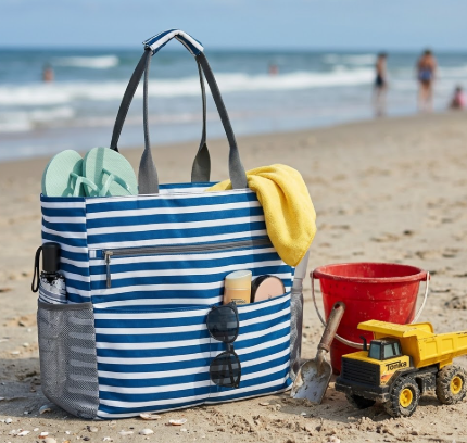 Présentation en bord de mer du sac de plage grand et polyvalent