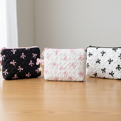 présentation de la mini trousse maquillage les trois modèles sur table en b