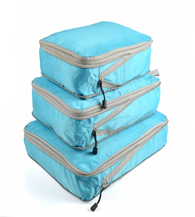 Organisateur valise bleu caraïbe présentés dans un décor lumineux et minimaliste