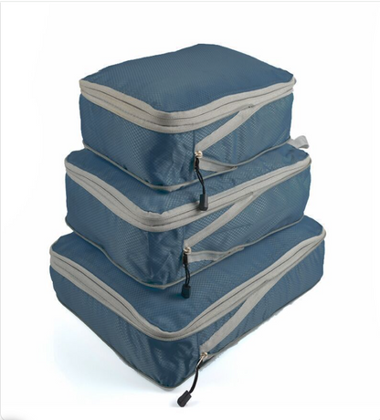 Organisateur valise bleu navy présentés dans un décor lumineux et minimaliste