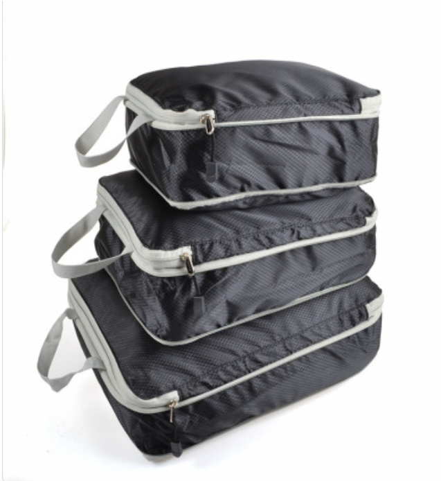 Organisateur valise noir présentés dans un décor lumineux et minimaliste