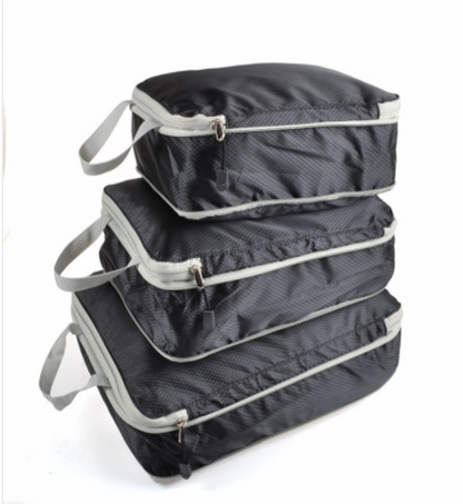 Organisateur valise noir présentés dans un décor lumineux et minimaliste