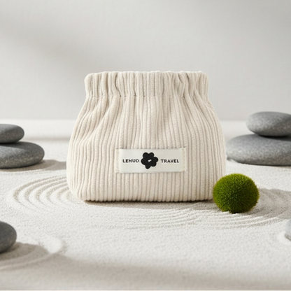 présentation trousse maquillage Minimaliste crème dans décor zen style spa
