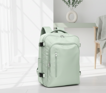 sac a dos voyage compatible easyjet vert pâle sur le sol dans un salon blanc et petit chaise en bois.