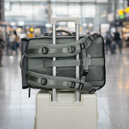 Sac à dos de voyage 40L vert armée fixé sur une valise dans un aéroport moderne. Sangles solides et format cabine pratique.