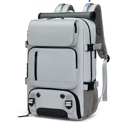 Sac à dos de voyage 40L gris clair sur fond blanc, ambiance studio professionnelle, compartiments pratiques et design pensé pour le voyage.