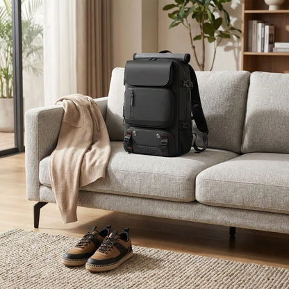 Sac à dos de voyage 40L noir posé sur un canapé moderne, ambiance lifestyle élégante, design premium adapté au quotidien et aux déplacements.