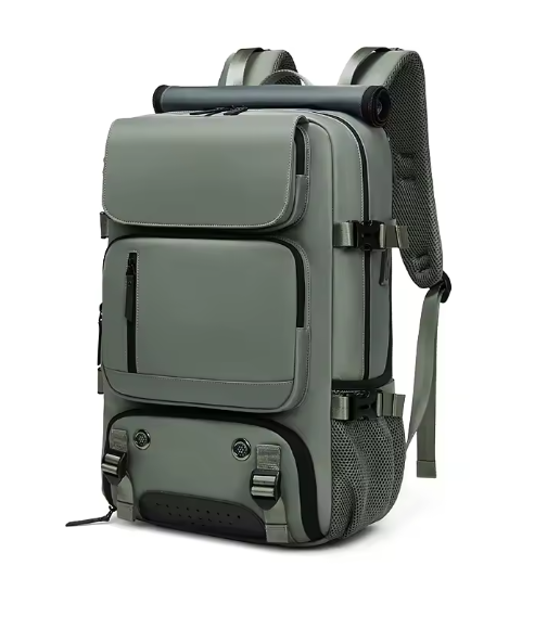 Sac à dos de voyage 40L vert armée en studio sur fond blanc, ambiance minimaliste, style moderne et capacité idéale pour voyager organisé.