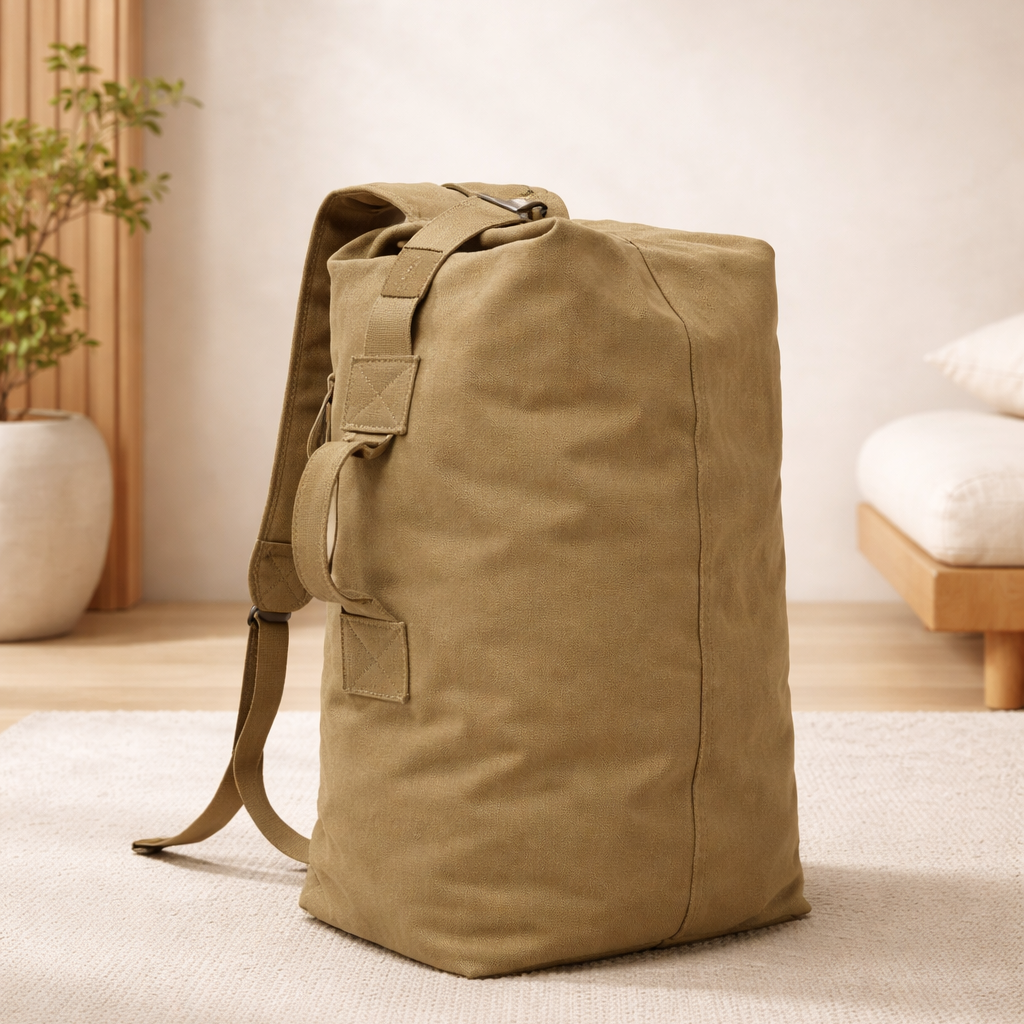 SAC A DOS DE VOYAGE nomade kaki posé sur tapis doux dans chambre zen 