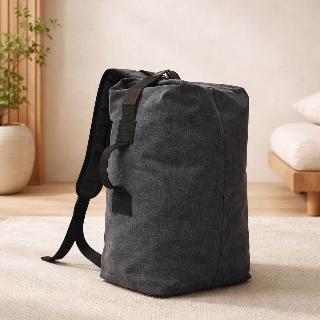 SAC A DOS DE VOYAGE nomade posé sur tapis doux dans chambre zen minimaliste avec mur crème et lumière douce photo produit réaliste style boutique moderne