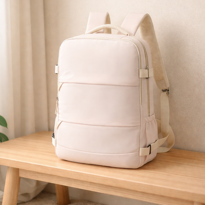Sac à dos de voyage ZEN cabine multifonction, beige, posé sur un banc en bois 