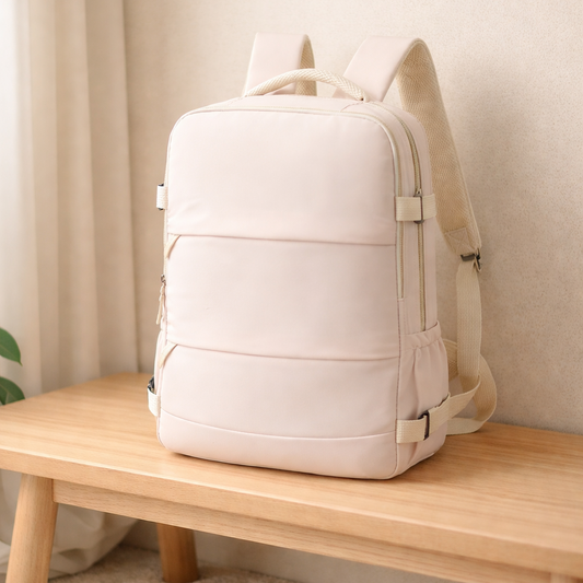 Sac à dos de voyage ZEN cabine multifonction, beige, posé sur un banc en bois dans un décor minimaliste à l’ambiance zen