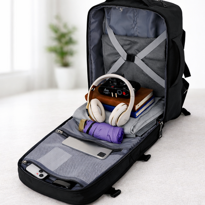 Sac à dos de voyage ouverture grand angle pose sur le sol intérieur lumineux organisation intérieure visible ordinateur livres casque et vêtements rangement ordonne ambiance calme et confort voyage cabine