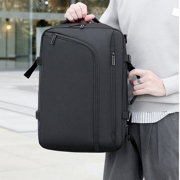 Sac à dos ordinateur portable ZenVoyage Business tenu à la main, format rectangulaire structuré, tissu noir résistant, style business moderne et pratique.