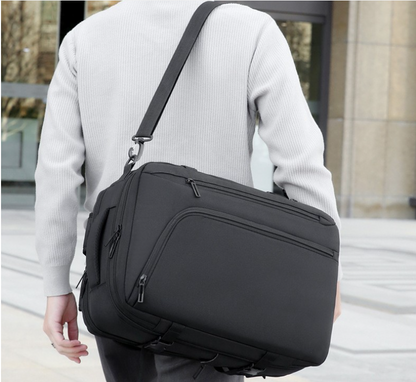 Sac à dos ordinateur portable ZenVoyage Business noir porté en bandoulière par un homme, design épuré, idéal pour déplacements professionnels en ville.