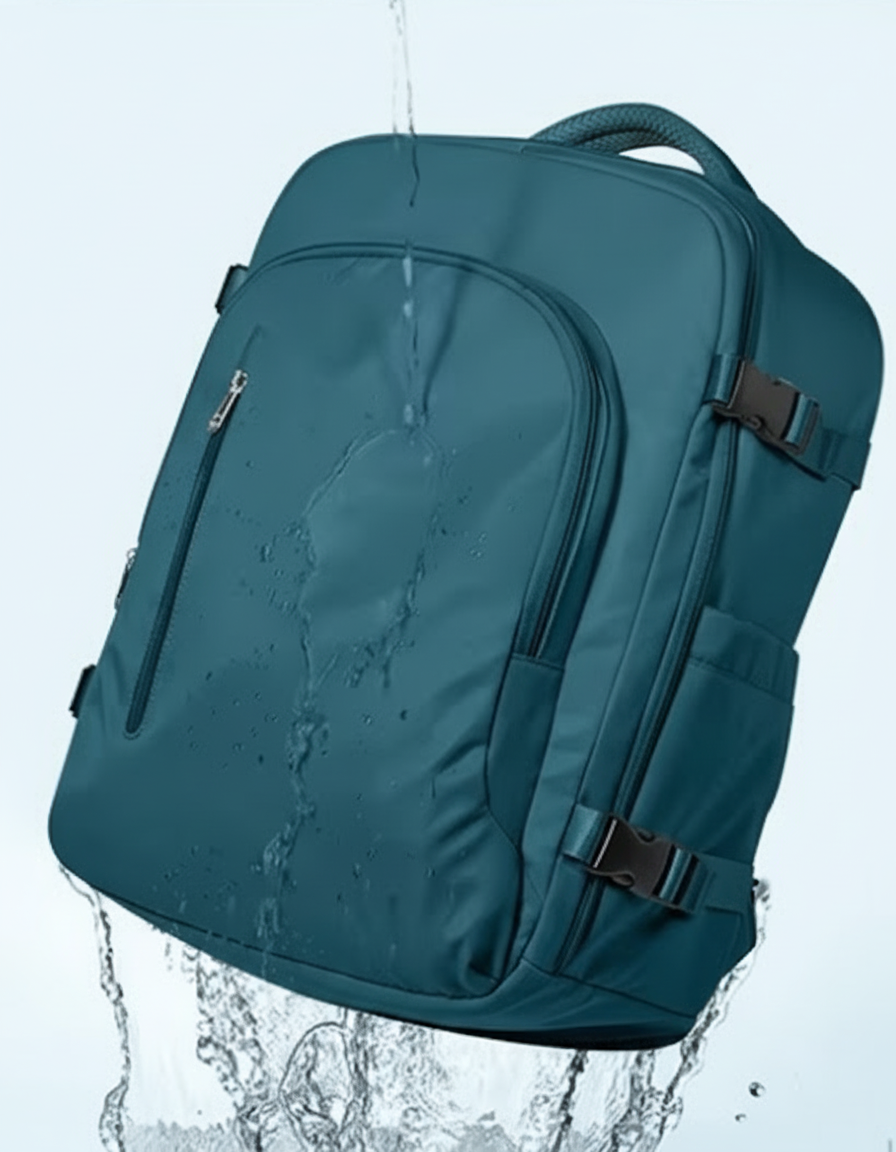 Sac à dos voyage bleu paon waterproof. Démontration avec flaque d'eau
